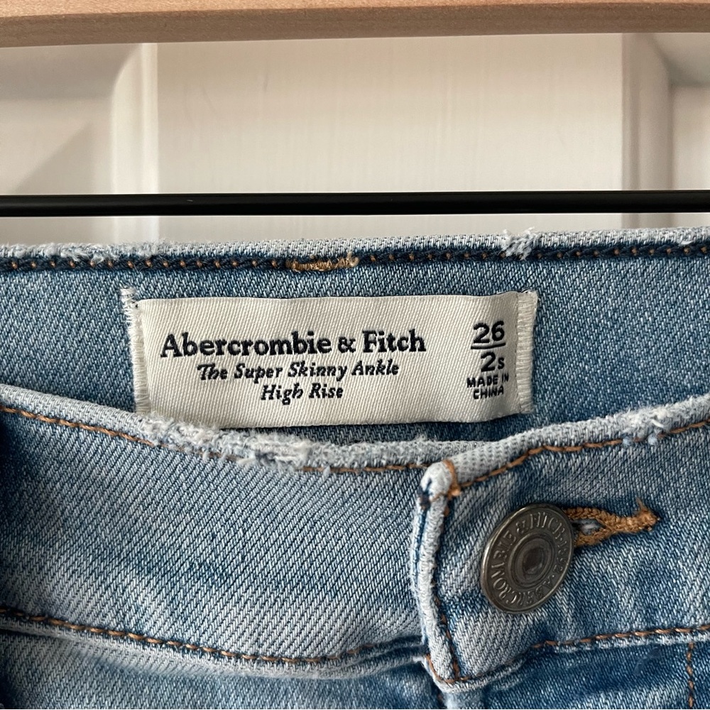 Abercrombie & Fitch The Super Skinny Ankle High Rise Distressed Jeans 26/2s - Picture 2 of 4